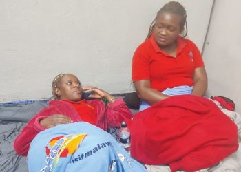 Nsusa and Kachingwe Mpando find relief on a mat
after an eventful day at the facility