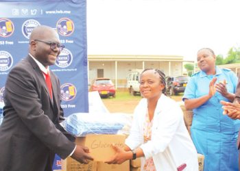 Chikasema-(L)-hands-over-the-items-to-hospital-officials